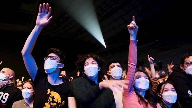 Asistentes al concierto de Love of Lesbian, música en directoe en Barcelona / EFE