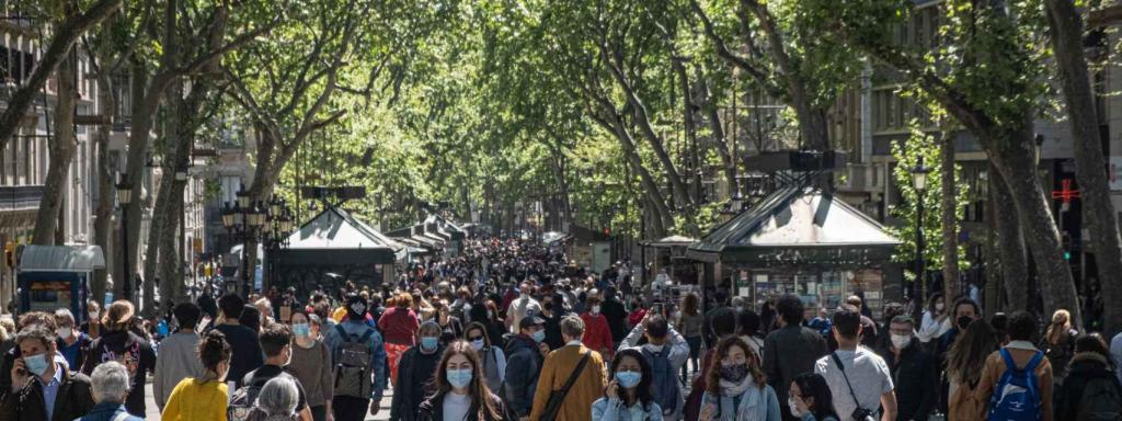 La Rambla de Barcelona, hasta la bandera durante el día de Sant Jordi de 2021 / PABLO MIRANZO