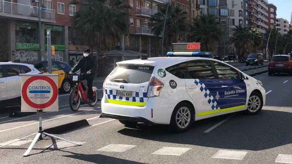 Imagen de un control de la Guardia Urbana en Barcelona