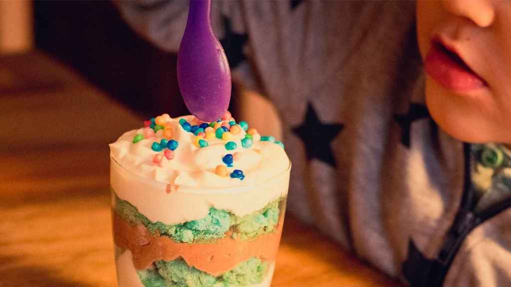 Un nen menja dolços que provoquen obesitat / PEXELS