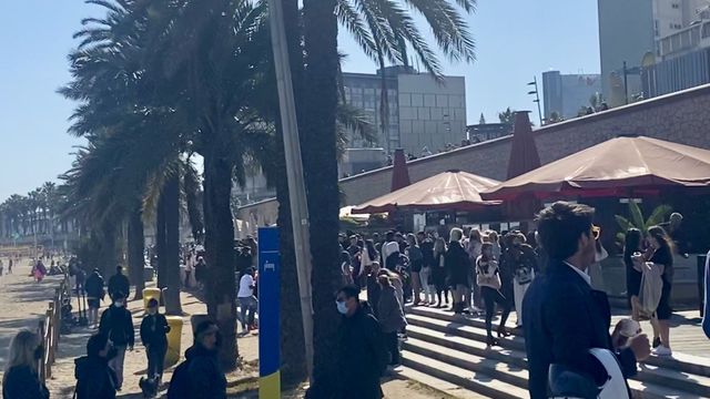 Reuniones multitudinarias en el paseo marítimo de Barcelona / M.A.