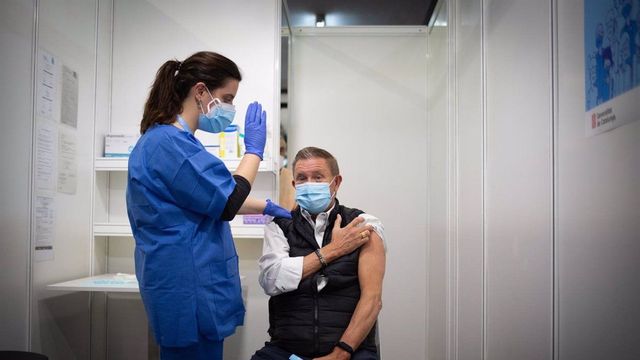 Una persona recibiendo la vacuna contra el coronavirus en Fira de Barcelona / EUROPA PRESS