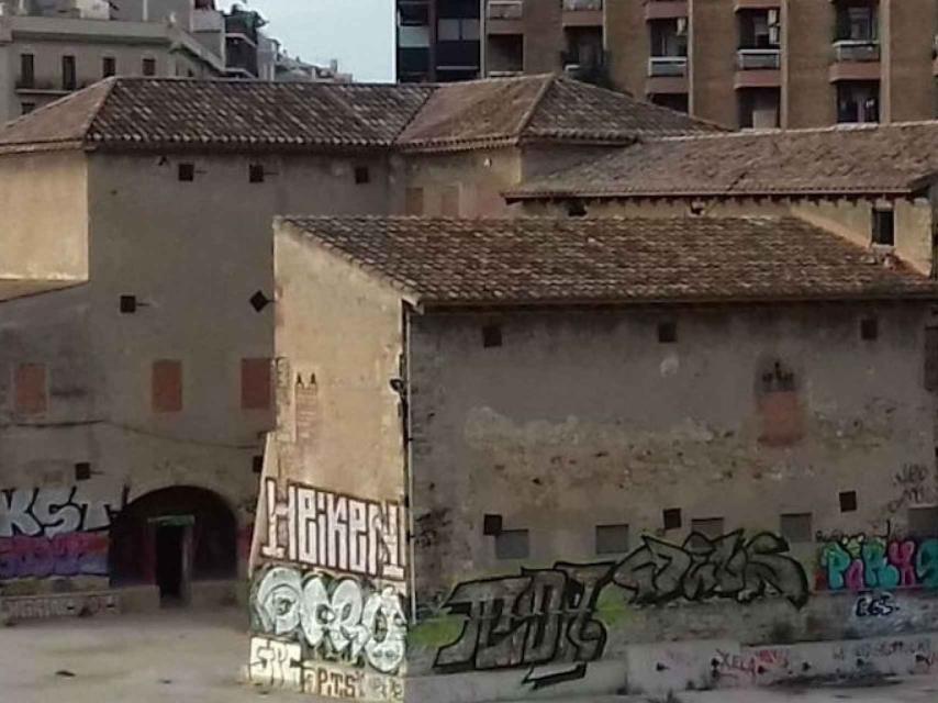 La Torre del Fang, a la Sagrera, una masia medieval abandonada / METRÓPOLI - JORDI SUBIRANA
