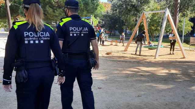 Dos agentes de la Guardia Urbana en una imagen de archivo / TWITTER