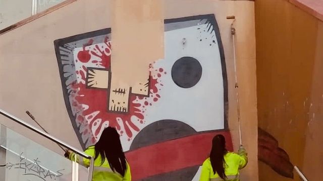 Operarios de limpieza del Ayuntamiento retiran el mural de la Kasa de la Muntanya / REDES SOCIALES