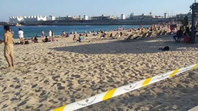 Una cinta de la Guardia Urbana en una playa de Barcelona / METRÓPOLI - JORDI SUBIRANA