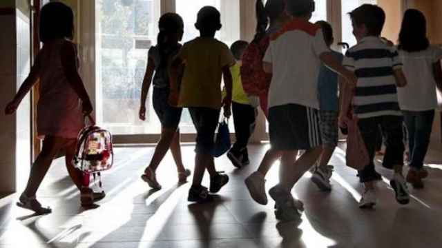 Niños y niñas en un colegio / EFE