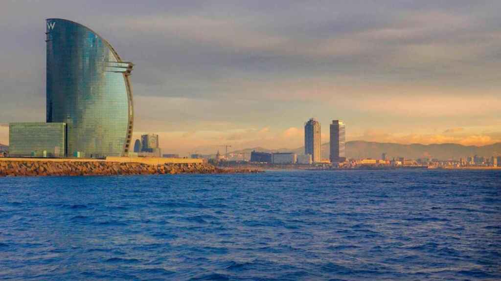 Espigó de la platja de Sant Sebastià, on ha succeït en incident / HOTEL W