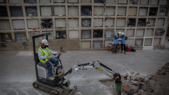 Un operario trabaja en la apertura de una fosa común, a 28 de abril de 2021, en el cementerio de Montjuic Barcelona / EUROPA PRESS - David Zorrakino
