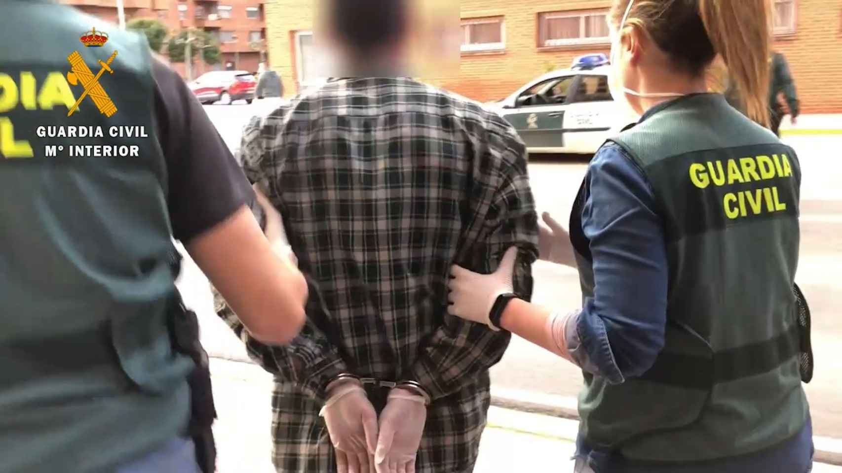 Agentes de la Guardia Civil con un detenido en imagen de archivo