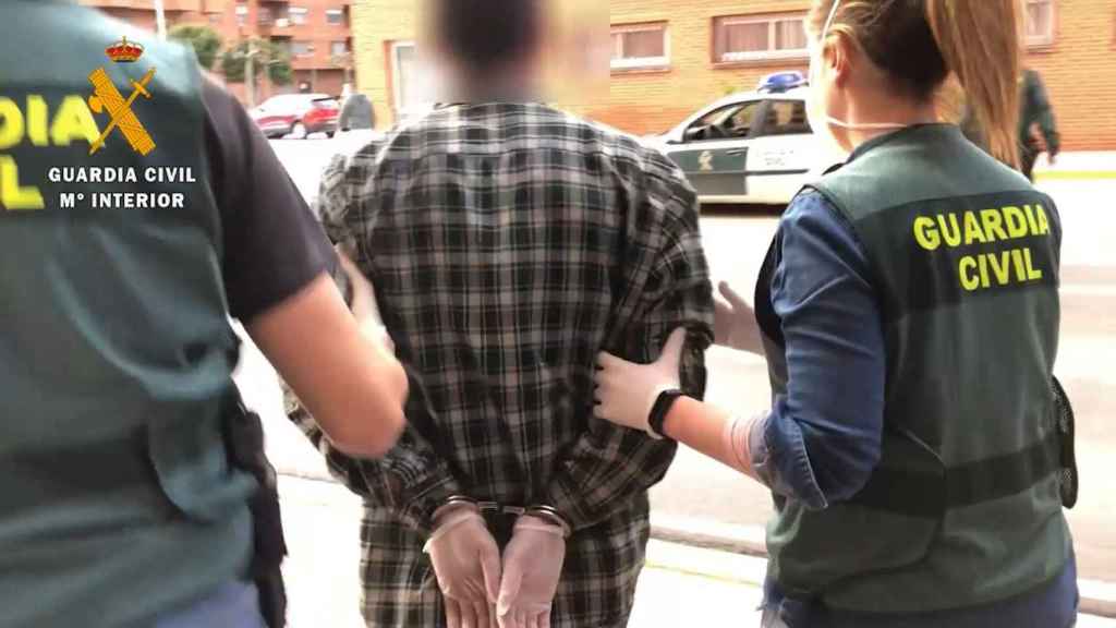 Agentes de la Guardia Civil con un detenido en imagen de archivo