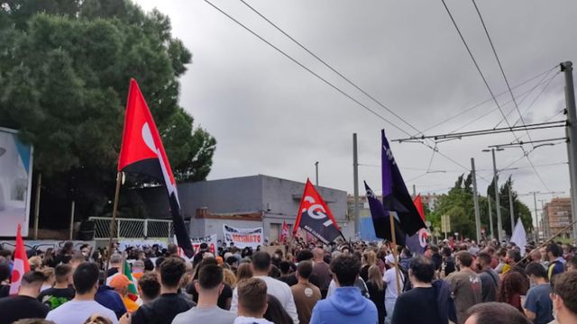 Manifestantes frente a la fábrica donde murió Xavi, un joven de 19 años en Cornellà / CGT