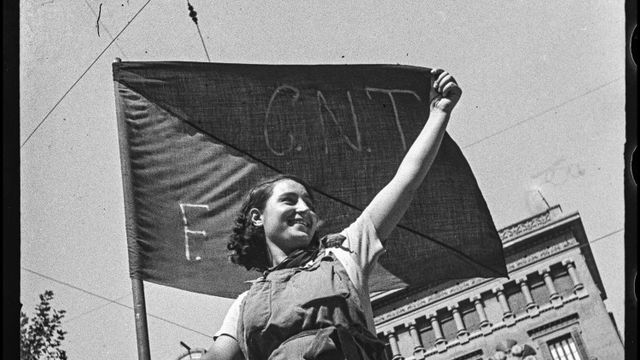 Icónica imagen de una chica anarquista durante la Guerra Civil en Barcelona / MNAC (ANTONI CAMPAÑÀ)