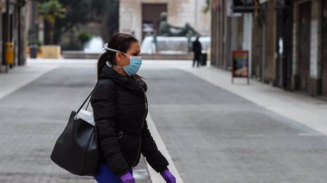 Imagen de recurso de una mujer con mascarilla por el coronavirus / EUROPA PRESS - Iván Terrón