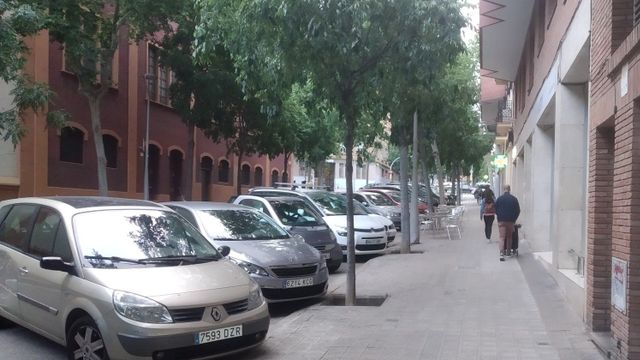 La calle de Dos de Maig con coches estacionados y las señales retiradas / METRÓPOLI - JORDI SUBIRANA