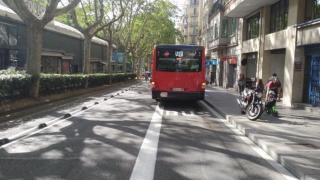 Un bus de TMB parado en el carril bus del paseo de Sant Joan, con parte del vehículo fuera / METRÓPOLI - JORDI SUBIRANA
