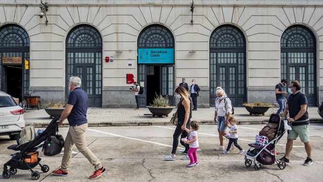 Gente paseando frente al Espacio de Información y Orientación Barcelona Cuida / AYUNTAMIENTO BARCELONA