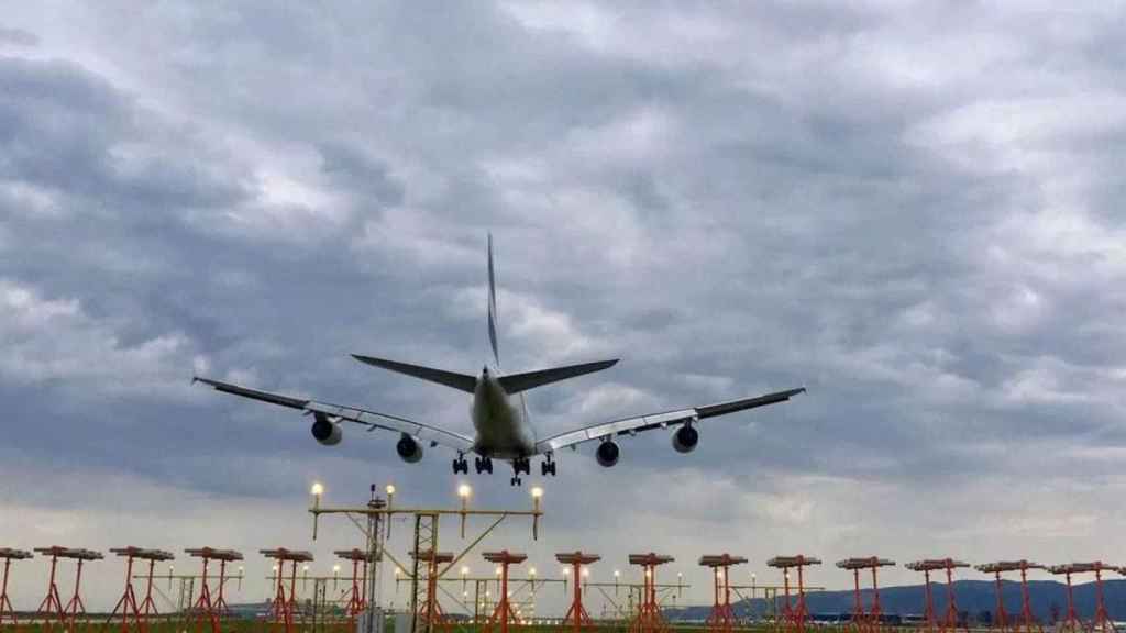 Un avió despega de l'Aeroport de Barcelona