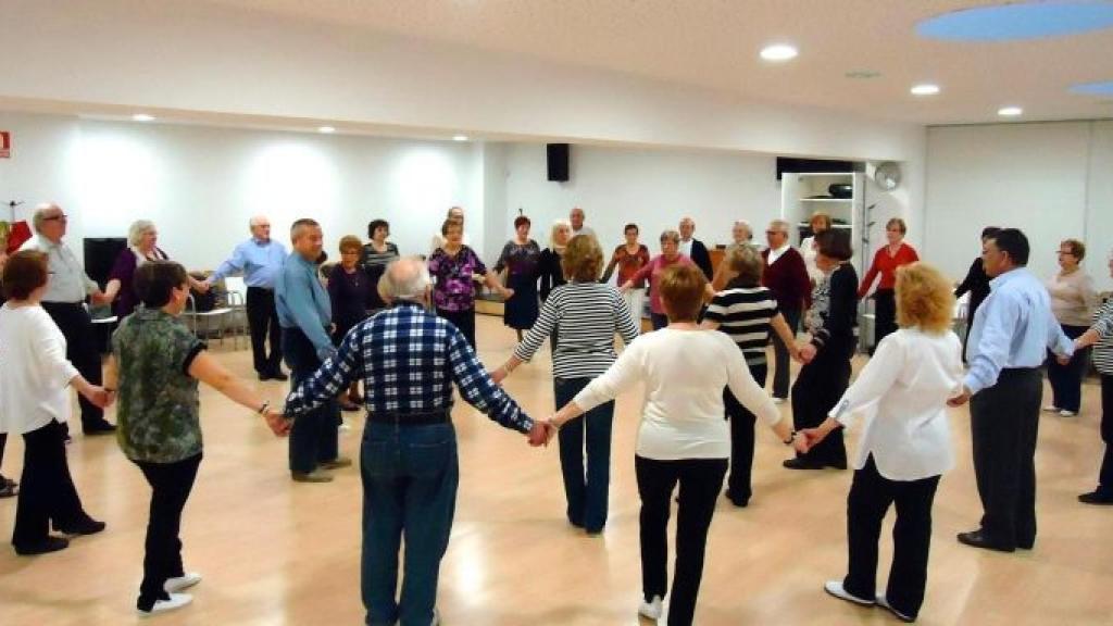 Actividad en grupo en el casal Joan Casanelles / CASAL GENT GRAN JOAN CASANELLES