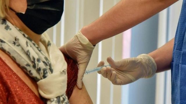 Una enfermera vacuna a una mujer contra el coronavirus durante la vacunación en Barcelona / EUROPA PRESS