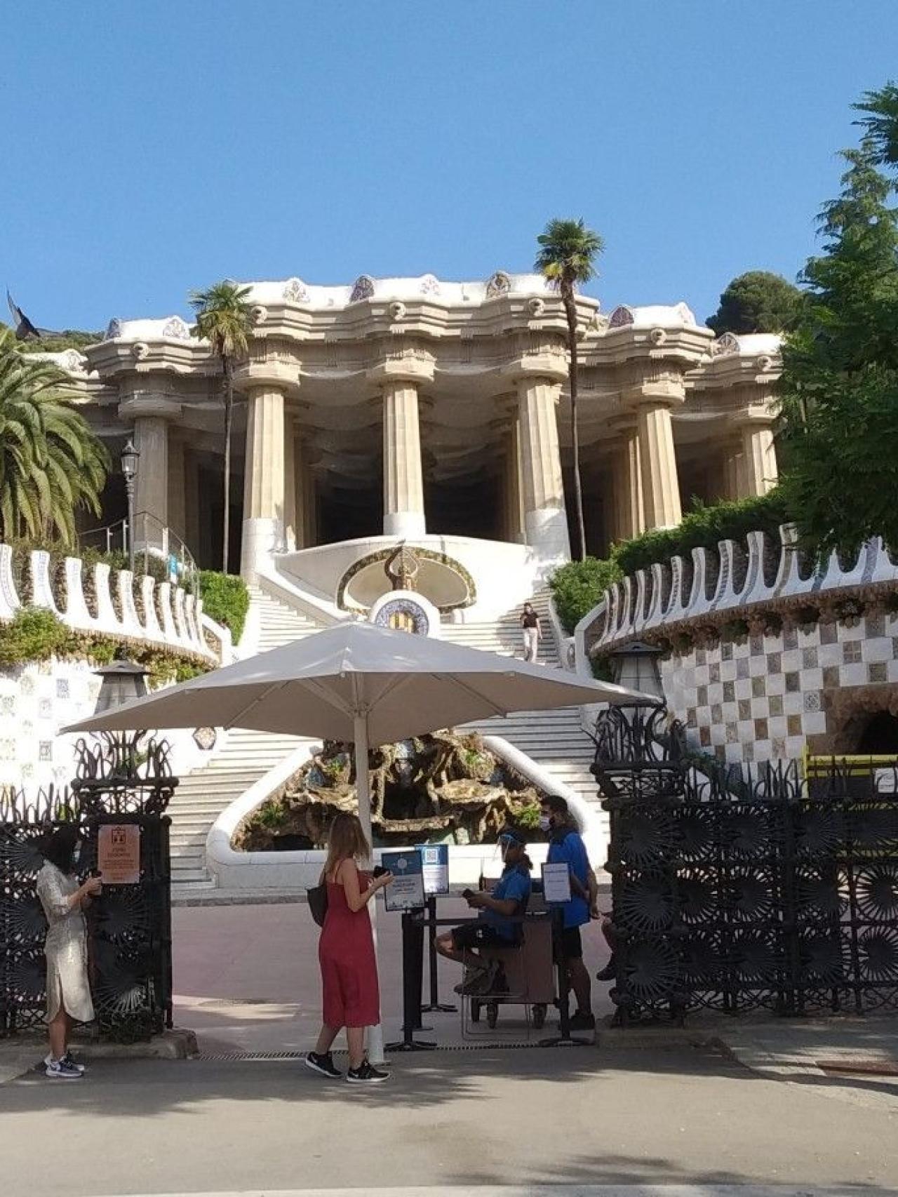 Entrada del Park Güell amb la plaça de la Natura damunt de les columnes de la Sala Hipòstila / METRÓPOLI - JORDI SUBIRANA