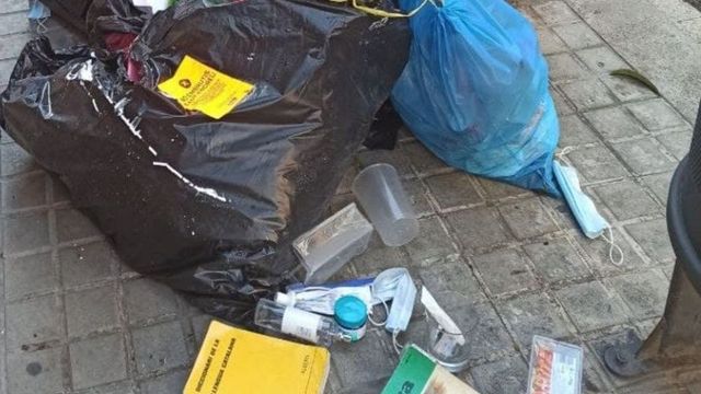 Basura sin recoger por el servicio puerta a puerta en Sant Andreu