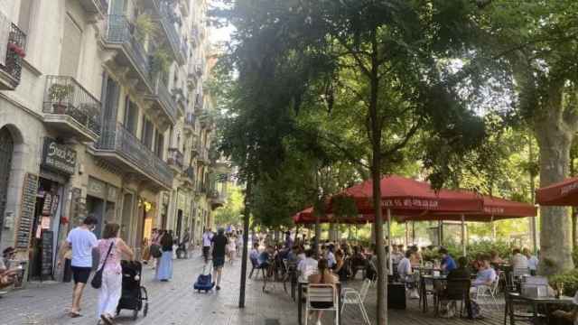 Terraza llena en el paseo de Sant Joan una tarde cualquiera / METRÓPOLI