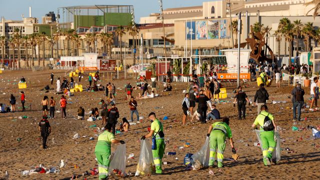 Limpieza de las playas de Barcelona tras la noche de Sant Joan / EFE -TONI ALBIR