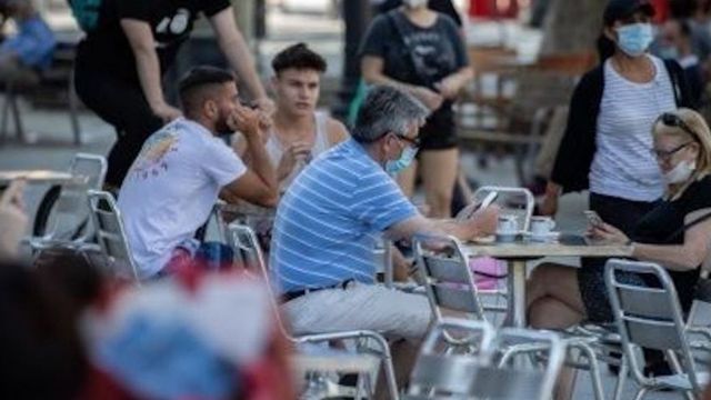Una terraza en un bar de Barcelona, una tipología de negocio que se podrá beneficiar de los ayudas de Collboni / EUROPA PRESS