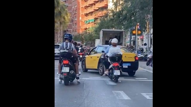 El taxi con el retrovisor roto, antes de embestir a la moto