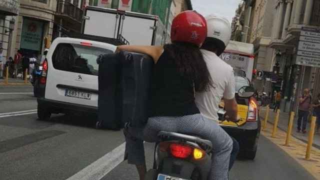Una moto circula por el carril bus-taxi de vía Laietana / ÉLITE TAXI