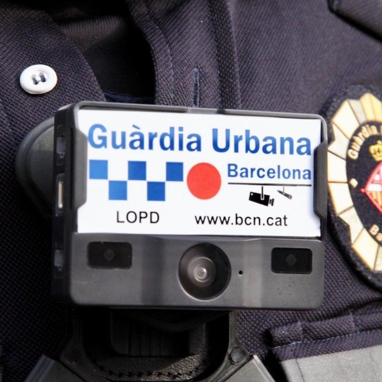 Una càmera unipersonal al pit d'un agent de la Guàrdia Urbana / AJUNTAMENT DE BARCELONA