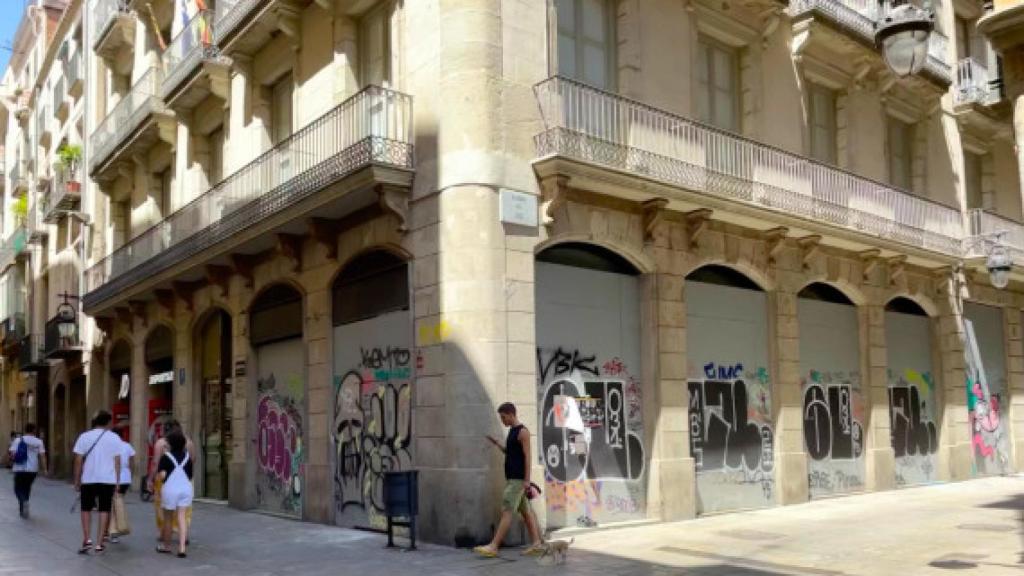 Locals que han quedat tancats i tapiats al carrer de la Portaferrissa