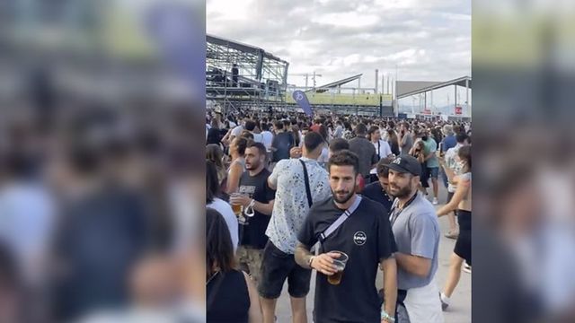 Jóvenes sin mascarilla en una de las aglomeraciones del festival Cruïlla / METRÓPOLI