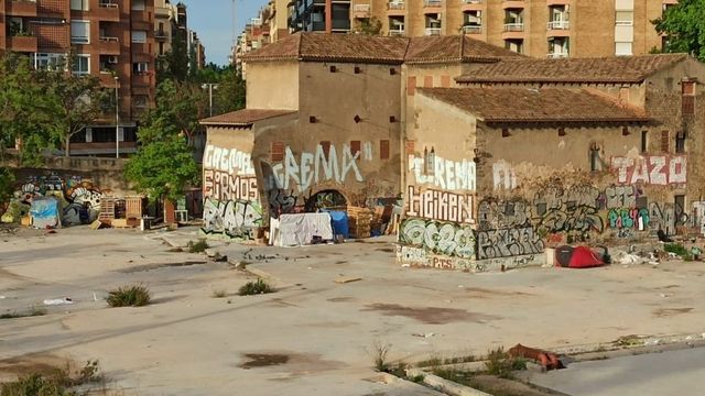 La Torre del Fang, convertida en un campamento de barracas / METRÓPOLI
