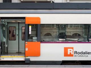 Un tren de Rodalies en la Estació de França / HUGO FERNÁNDEZ