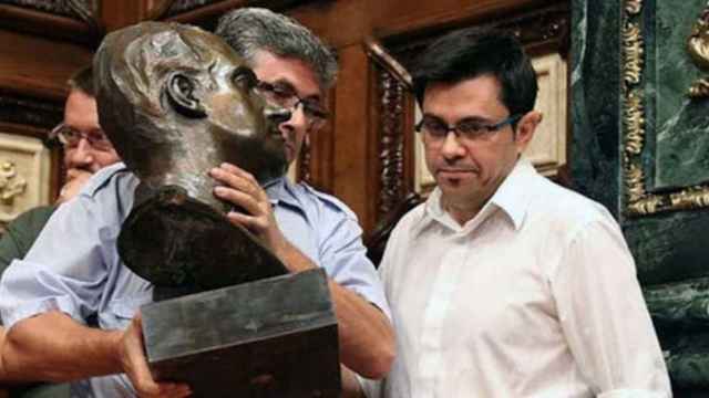 Un operario municipal se lleva el busto del Rey emérito Juan Carlos I en 2015 / EFE