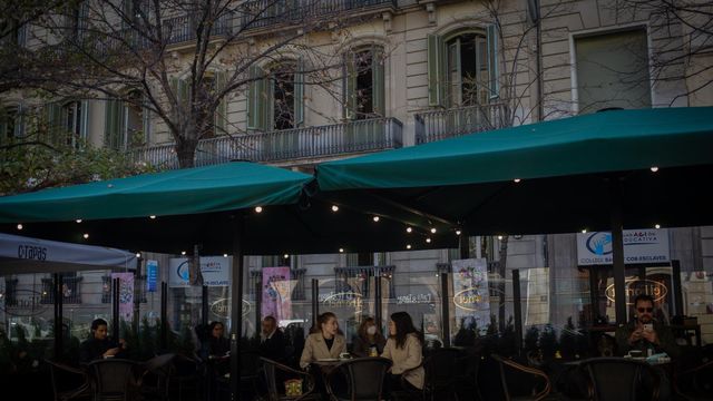 Varias personas en una terraza de Barcelona / EUROPA PRESS - David Zorrakino