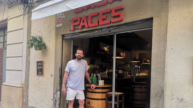 Alberto Barros, enfrente de su restaurante Casa Pagés este miércoles / GUILLEM ANDRÉS