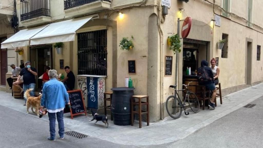 Els dos barrils del Casa Pagès ubicats al carrer que li han costat a Barros dues sancions de 1.500 euros / CASA PAGÈS