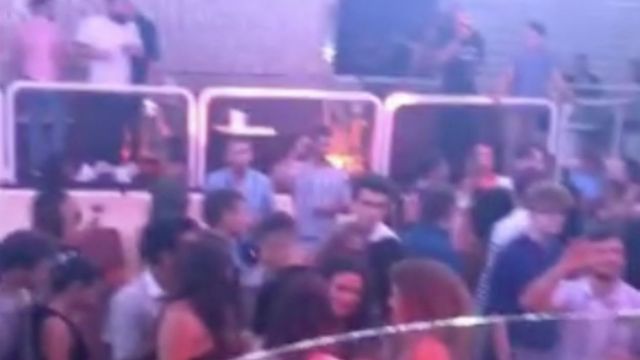 Clientes de Pacha este miércoles en una fiesta de cumpleaños / METRÓPOLI ABIERTA
