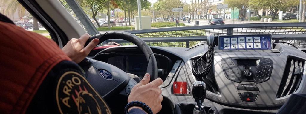 Un agent de la unitat ARRO dels Mossos d'Esquadra a l'interior d'una furgoneta / MOSSOS
