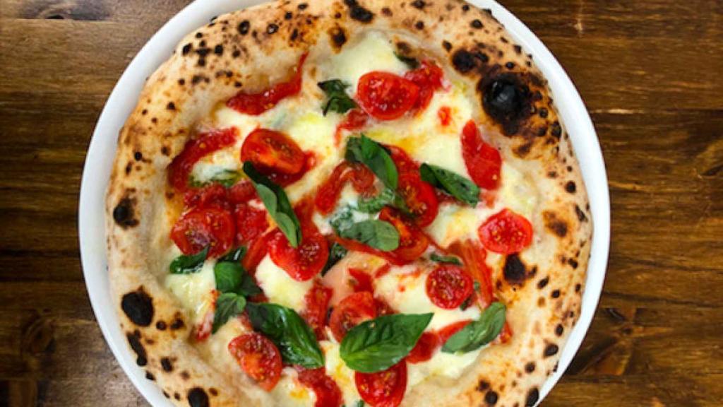 Pizza 'Rita' de La Balmesina, con mozzarella, filetes de tomate pelados San Marzano, tomate cherry fresco, albahaca, aceite de oliva extra virgen / CEDIDA