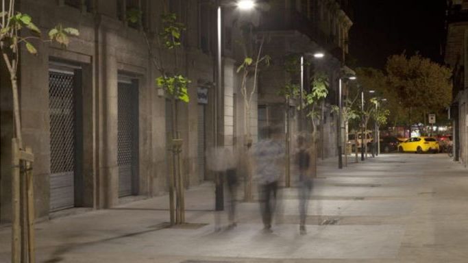 Il·luminació en un carrer de Barcelona