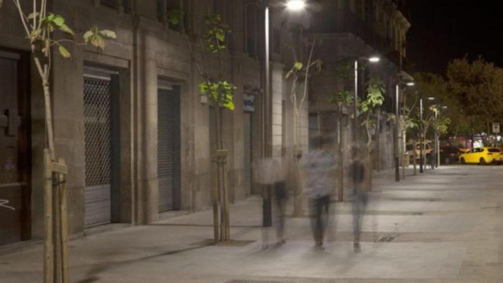 Iluminación en una calle de Barcelona