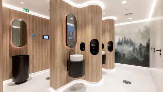 El interior del nuevo lavabo de la estación de Sants / ONE HUNDRED