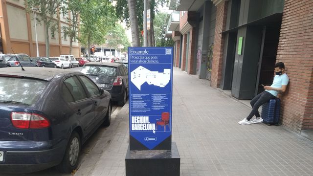 Un tótem informativo de los presupuestos participativos, en el Eixample / METRÓPOLI - JORDI SUBIRANA