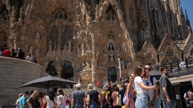 Dos chicas se hacen un 'selfie' delante de la Sagrada Família / EUROPA PRESS - Pau Venteo