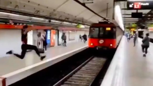 El joven saltimbanqui que se jugó la vida en las vías del metro de Barcelona / RRSS