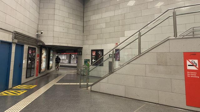 Escaleras de la estación de Clot, donde el saltimbanqui amenazó al vigilante / METRÓPOLI